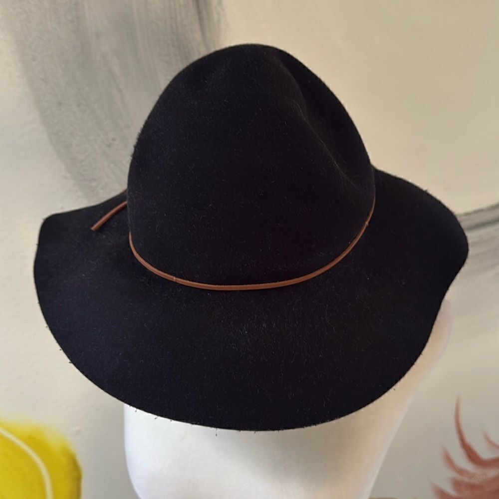 Phenix wool hat. One size. Brown leather accent.